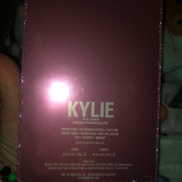 💕HOST PICK🤍 kylie birthday palette + extra shade - Picture 3 of 8